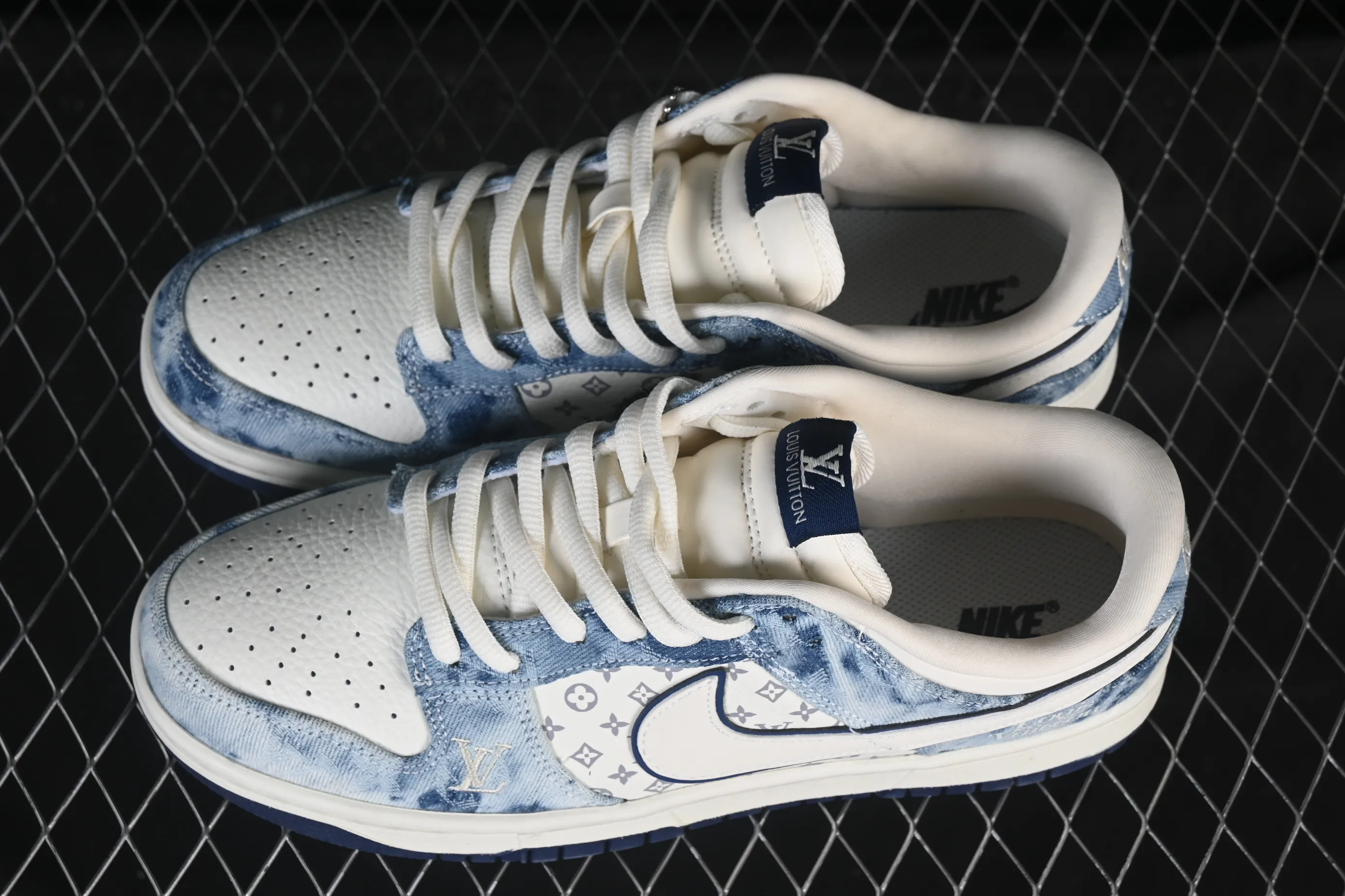All categories Nk SB Dunk Series Nk SB Dunk Low High-end customized low-top sneakers Nike SB Dunk Low LV co-branded white and blue water denim High-end customized low-top casual sneakers YF9511-903